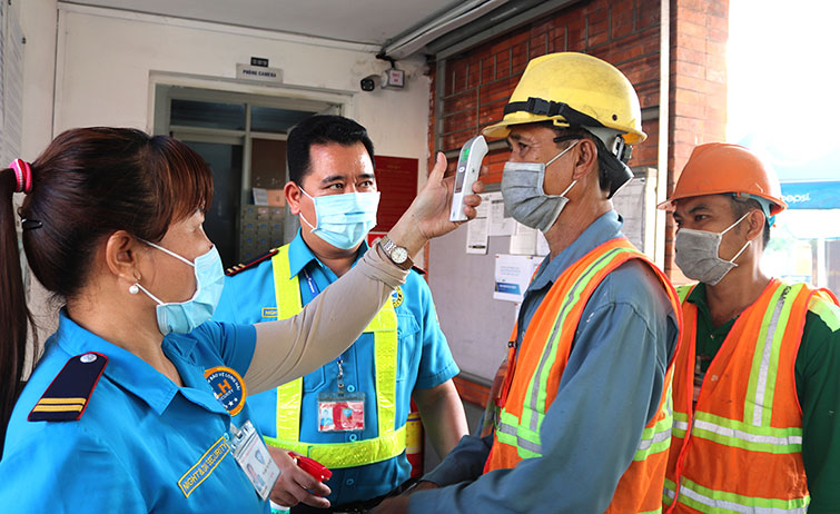 Bảo Vệ Long Hải kiểm tra thân nhiệt công nhân
