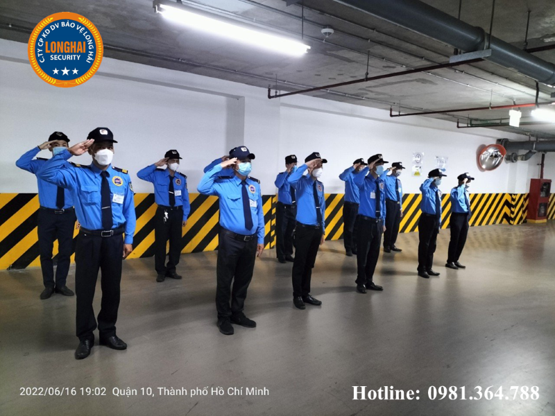 Buổi thảo luận, lên kế hoạch trước khi thực hiện vai trò bảo vệ tại ngân hàng.
