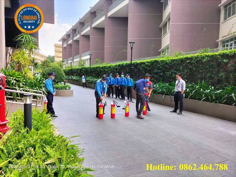Nhân viên bảo vệ Long Hải đang thực hành phòng cháy chữa cháy.