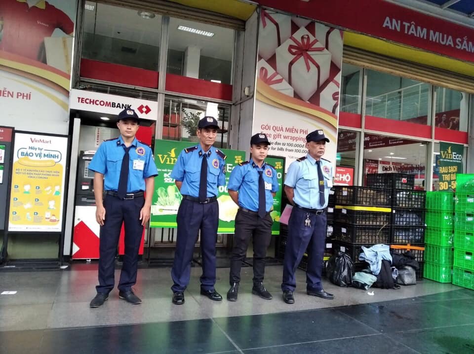 Ảnh nhân viên làm nghề bảo vệ trong siêu thị